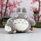 Totoro Kuscheltier mit Blatt 20–55 cm