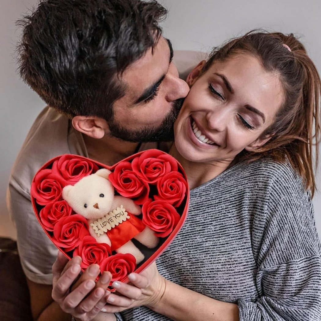 Geschenkbox mit Teddybär & Rosen 17 cm