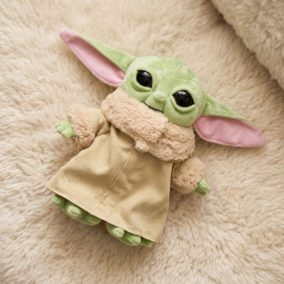 Grogu Kuscheltier mit beiger Kleidung 20 cm