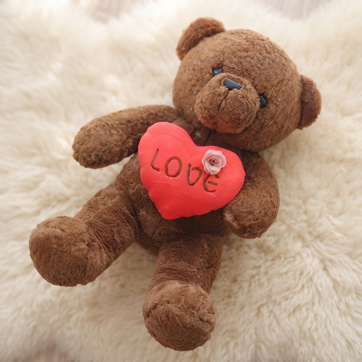 Teddybär mit Love-Herz 40–60 cm