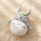 Totoro Kuscheltier mit grünem Blatt 15 cm